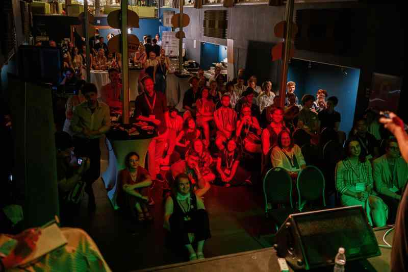 Publikum sleduje druhou část programu: slam poetry o tom, co žijí mladí lidé.   Foto: Jan Hromádko/Ashoka